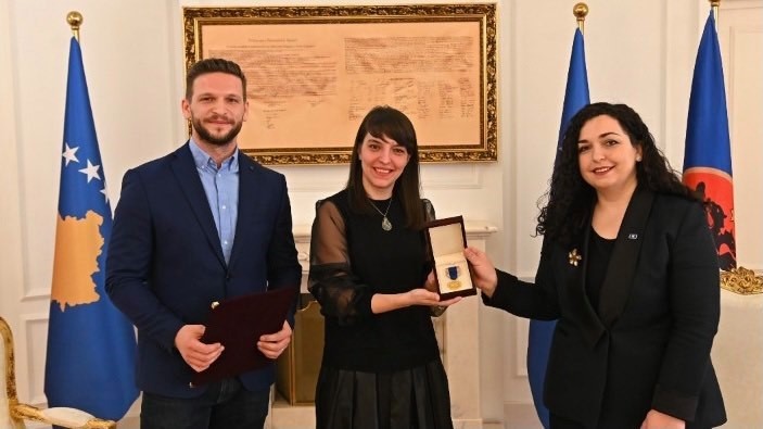 Presidentja Osmani dekoroi me Medaljen Presidenciale regjisoren Blerta Basholli