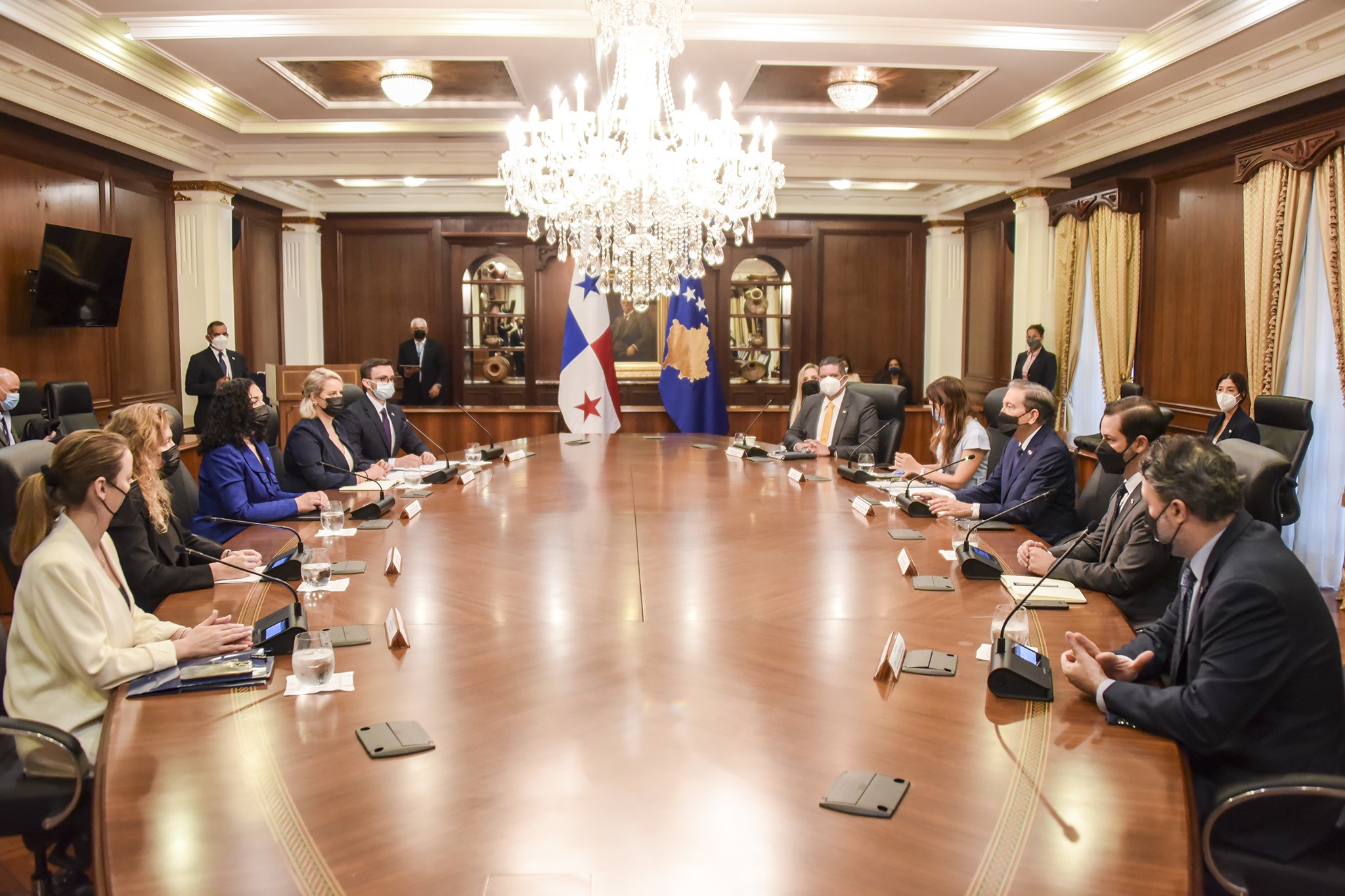 Presidentja Osmani u prit nga presidenti i Panamasë Laurentino Cortizo 