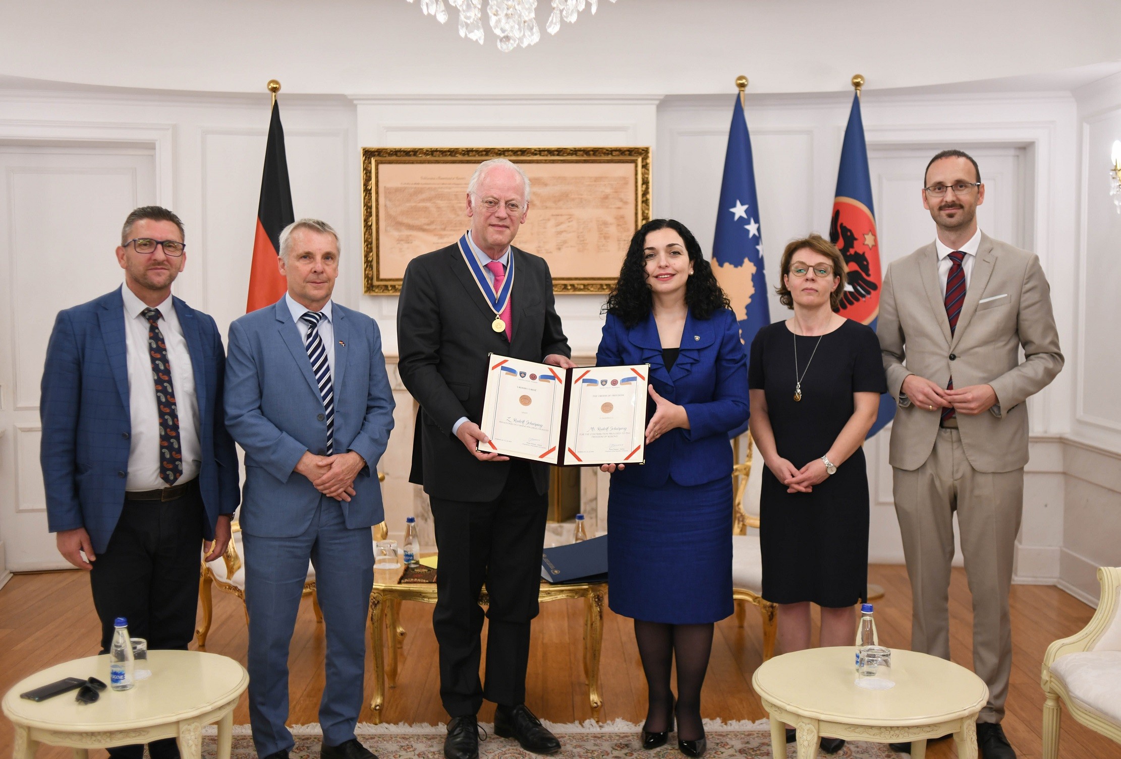 Presidentja Osmani ia dorëzon Medaljen Urdhri i Lirisë, ish-ministrit Rudolf Scharping