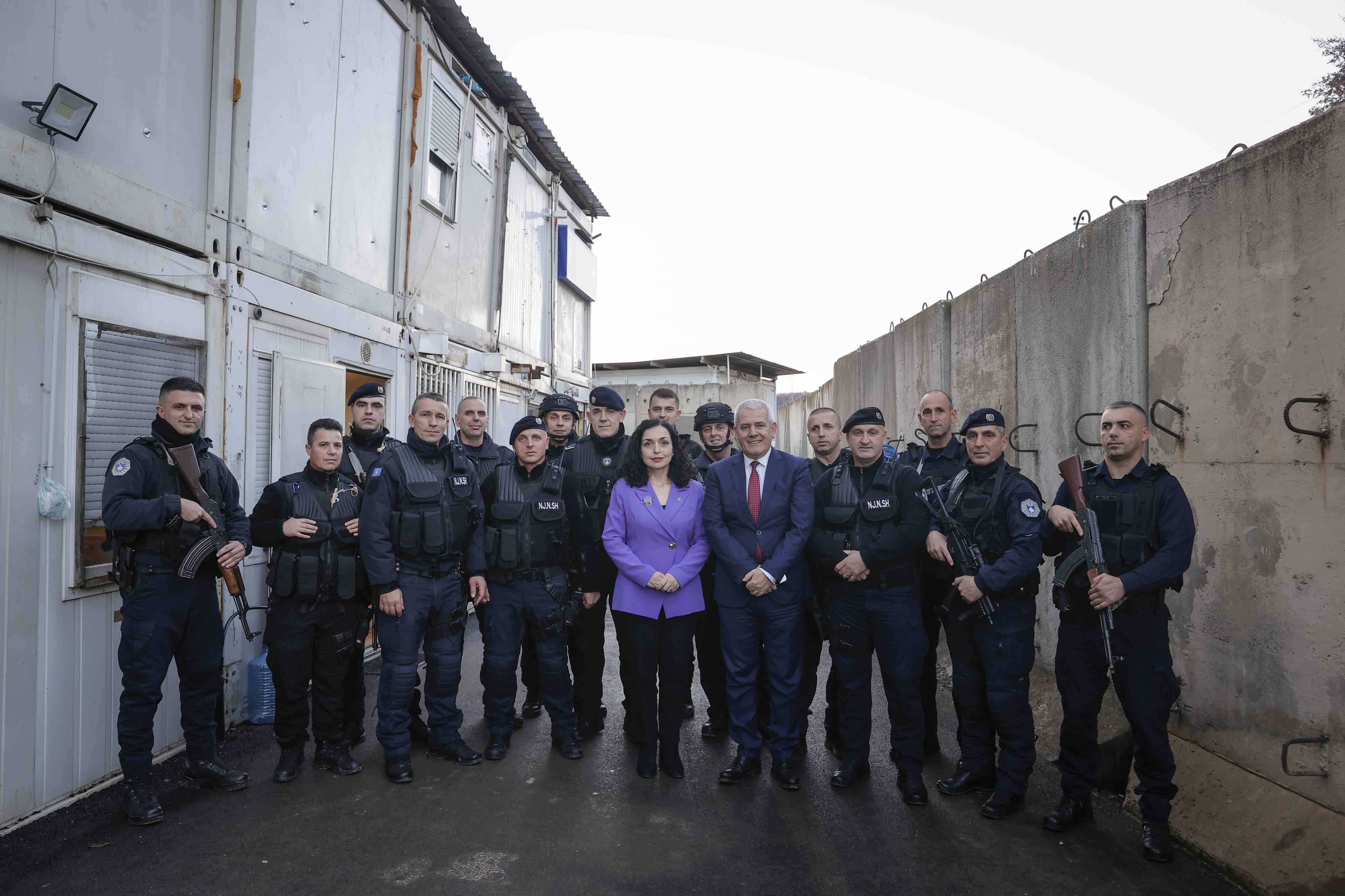 Presidentja Osmani dekoroi me Medaljen Presidenciale policët në veri