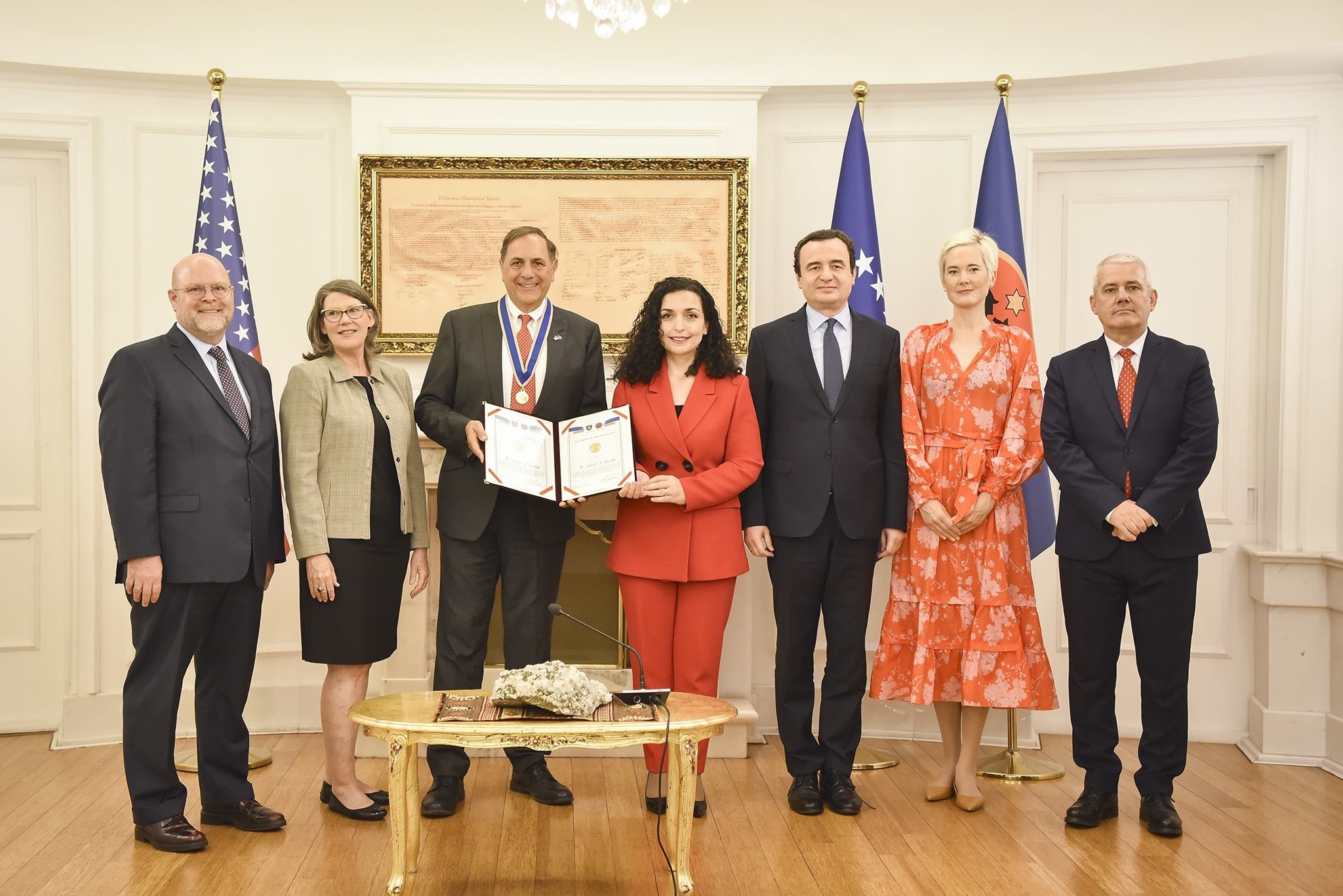 Presidentja Osmani dekoroi zëvendësambasadorin e SHBA-ve, Nicholas Giacobe
