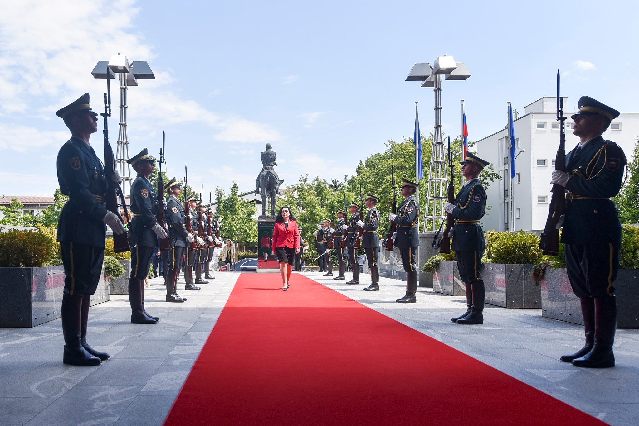 Presidentja Osmani dekoron me Medaljen Presidenciale Ushtarake trupat sllovene në Kosovë