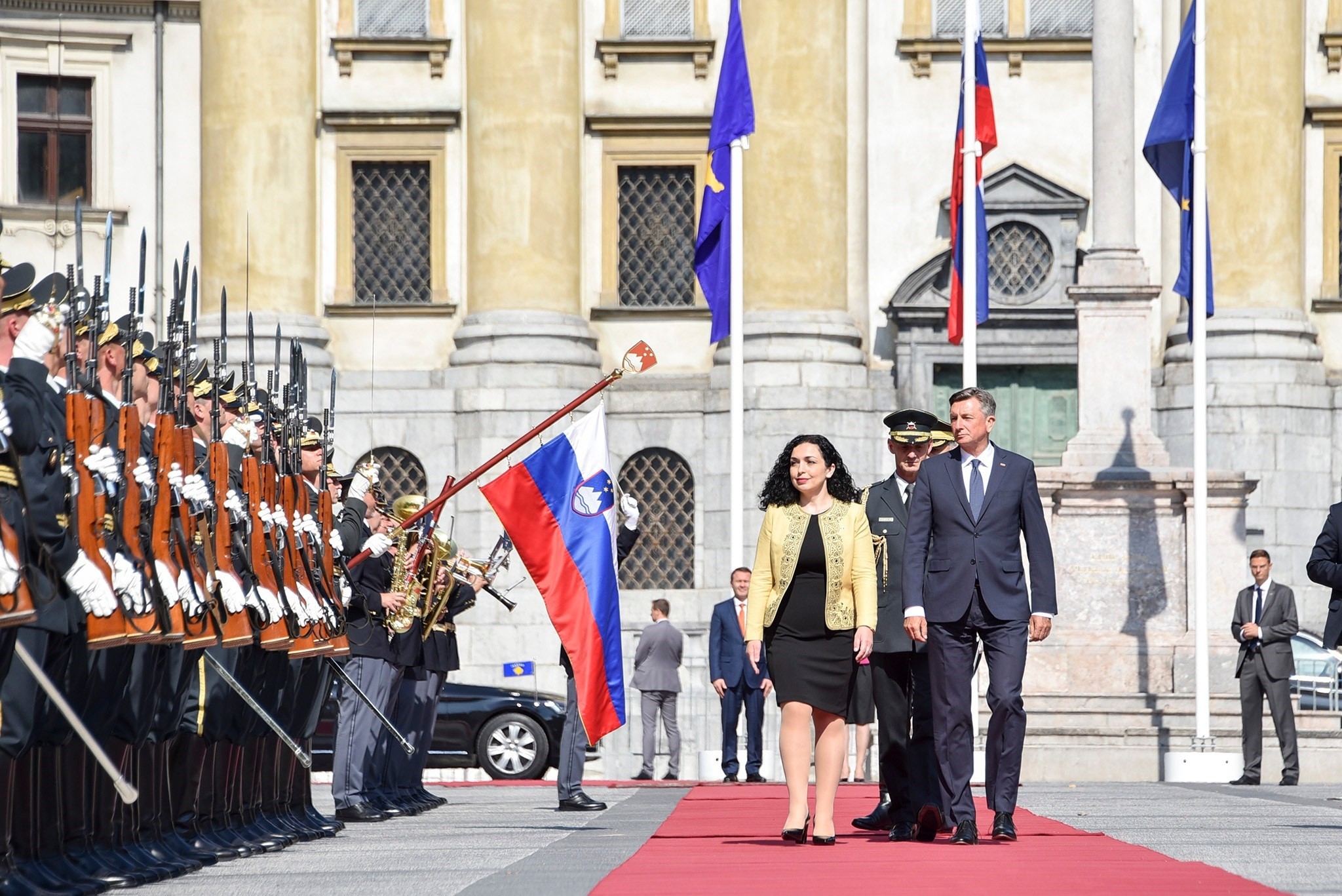  Presidentja Osmani pritet me nderime të larta shtetërore nga presidenti Pahor 