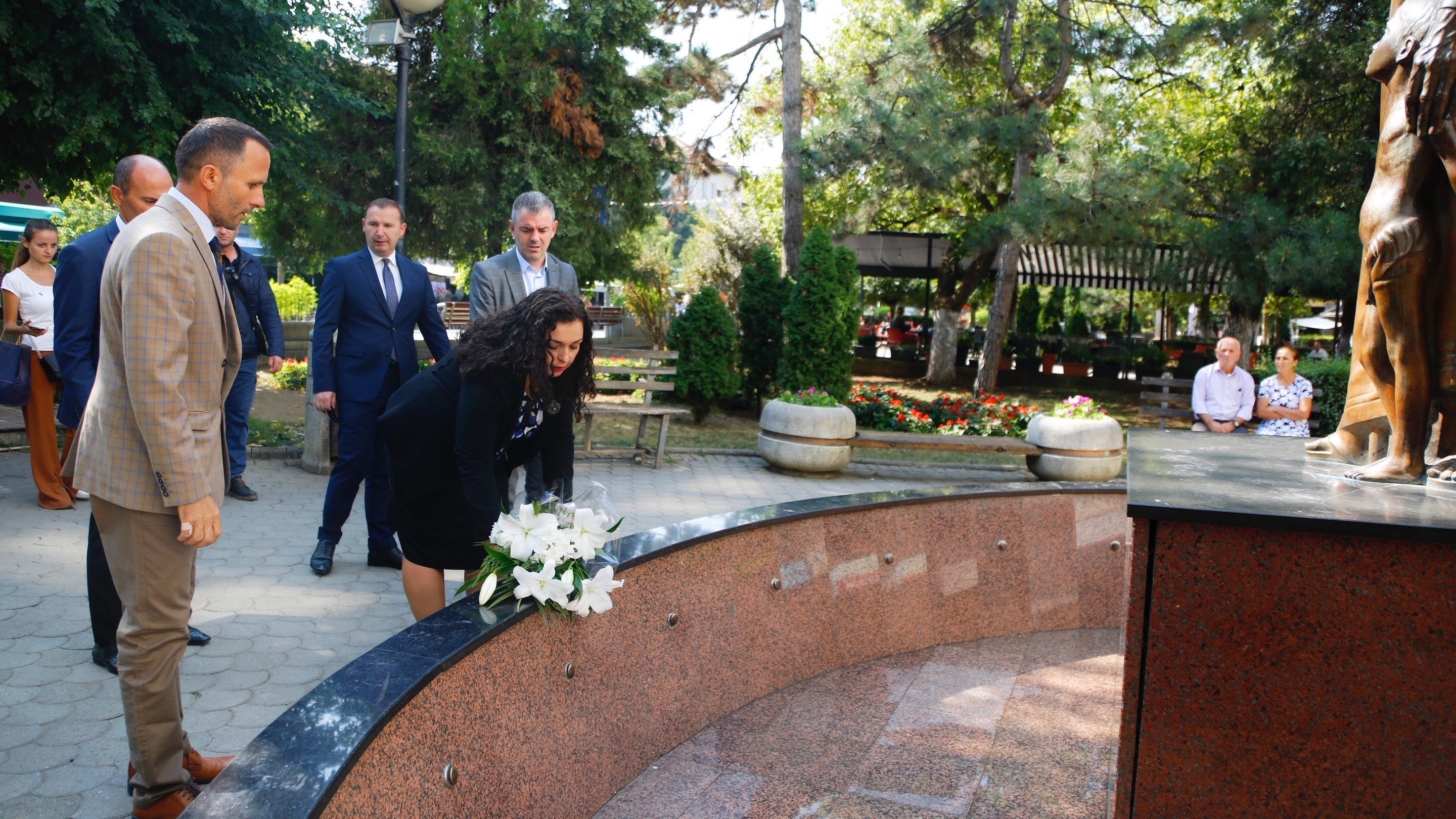  Vjosa Osmani nderon Shën Terezën për Ditën Ndërkombëtare të Bamirësisë