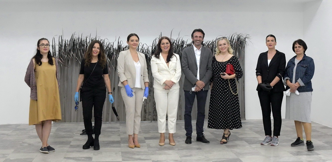 Ministrja Dumoshi, vizitorja e parë në Galerinë Kombëtare të Kosovës