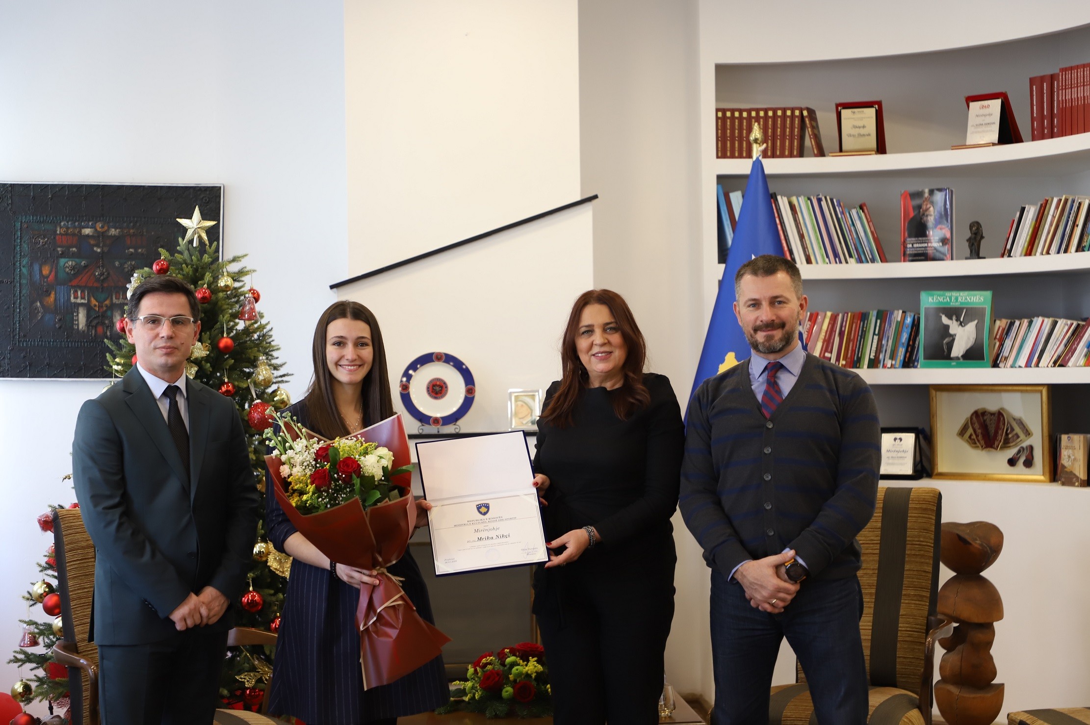 Ministrja Dumoshi i ndau mirënjohje alpinistes Mrika Nikçi 