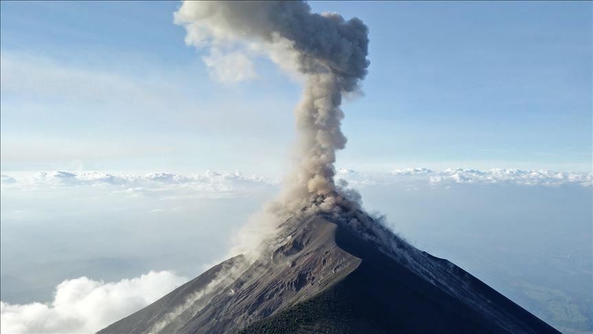 Shpërtheb vullkani në Indonezi, paralajmërohen banorët