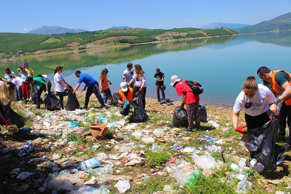 Vullnetarët e Kosovës dhe  Shqipërisë pastrojnë Drinin e Bardhë dhe te Zi