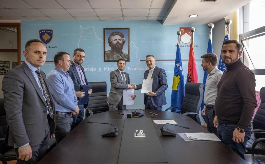Posta e Kosovës dhe Komuna e Skenderajt nënshkruan dy marrëveshje