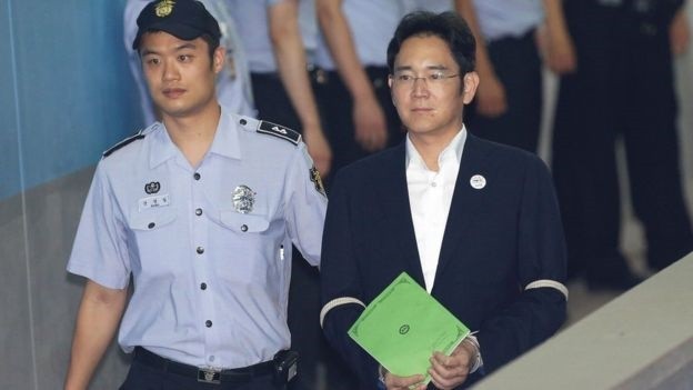 Pronari i Samsungut Lee Jae-yong përballet me akuzat për ryshfet