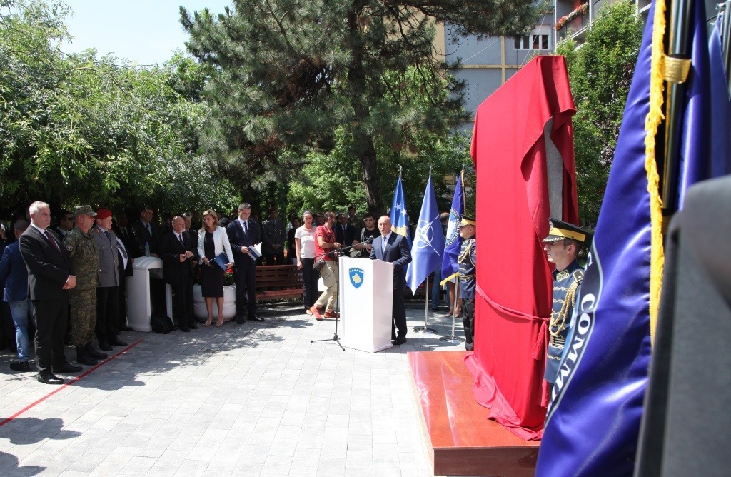 Zbulohet pllaka përkujtimore në nderim të ushtarëve të NATO-s dhe KFOR-it