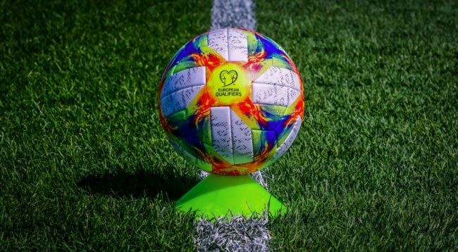 UEFA heq rregullin e golit jashtë fushe