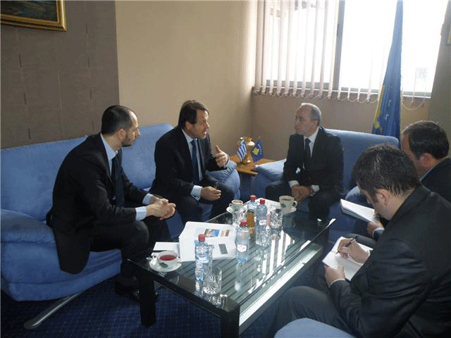 Ministri Zharku priti ambasadorin grek