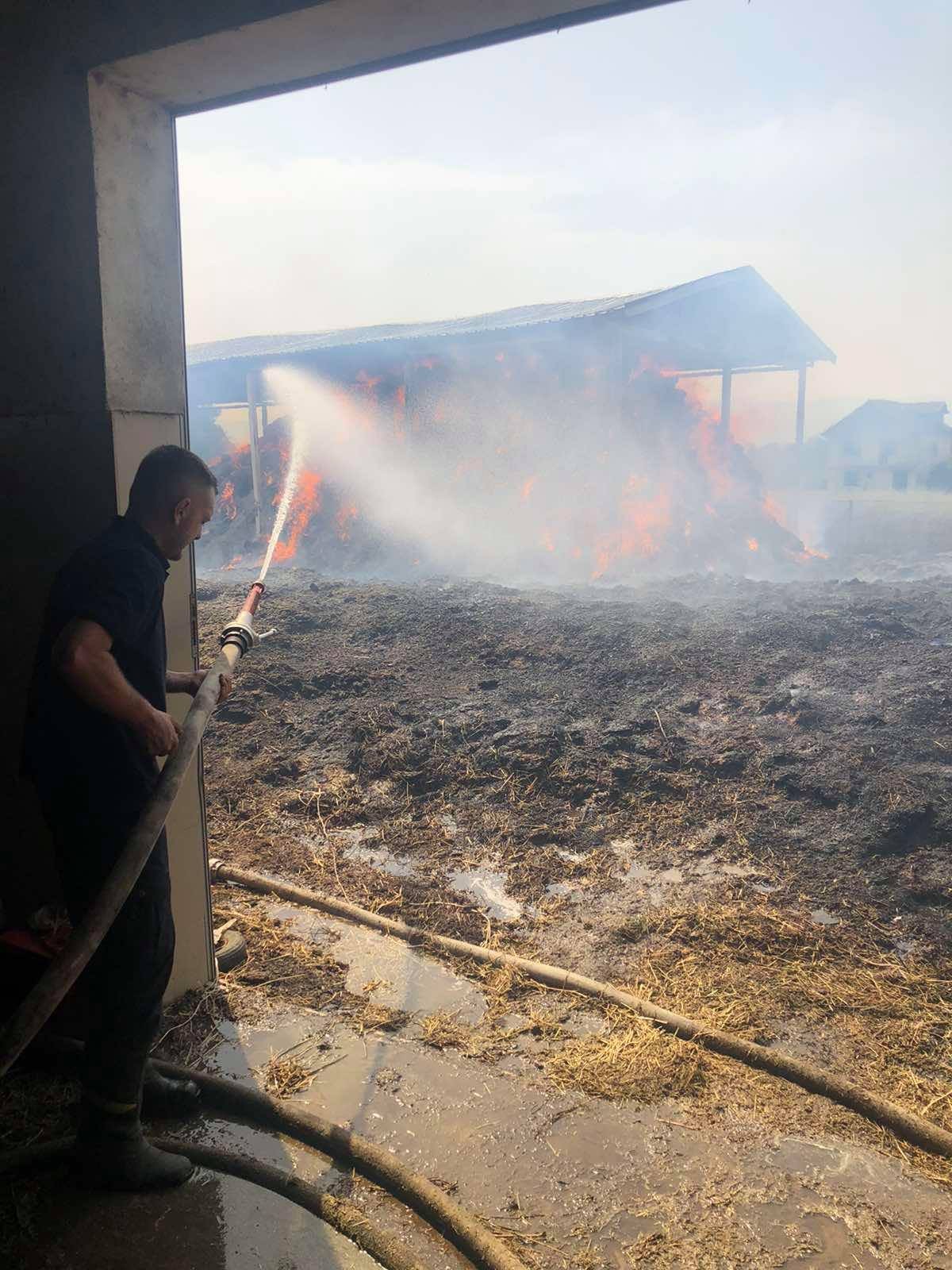Zjarrfikësit e KEK-ut shuajnë zjarrin në fshatin Plemetin