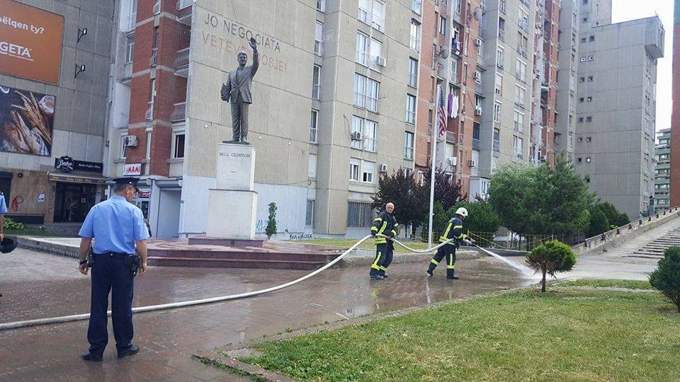 Pastrohet platoja dhe ndërrohet flamuri i SHBA-ve tek shtatorja e Bill Clinton