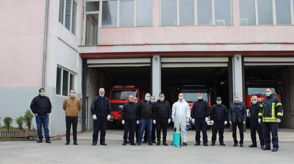 Zjarrfikësit bashkë me mjekët dhe policët në frontin e parë kundër pandemisë