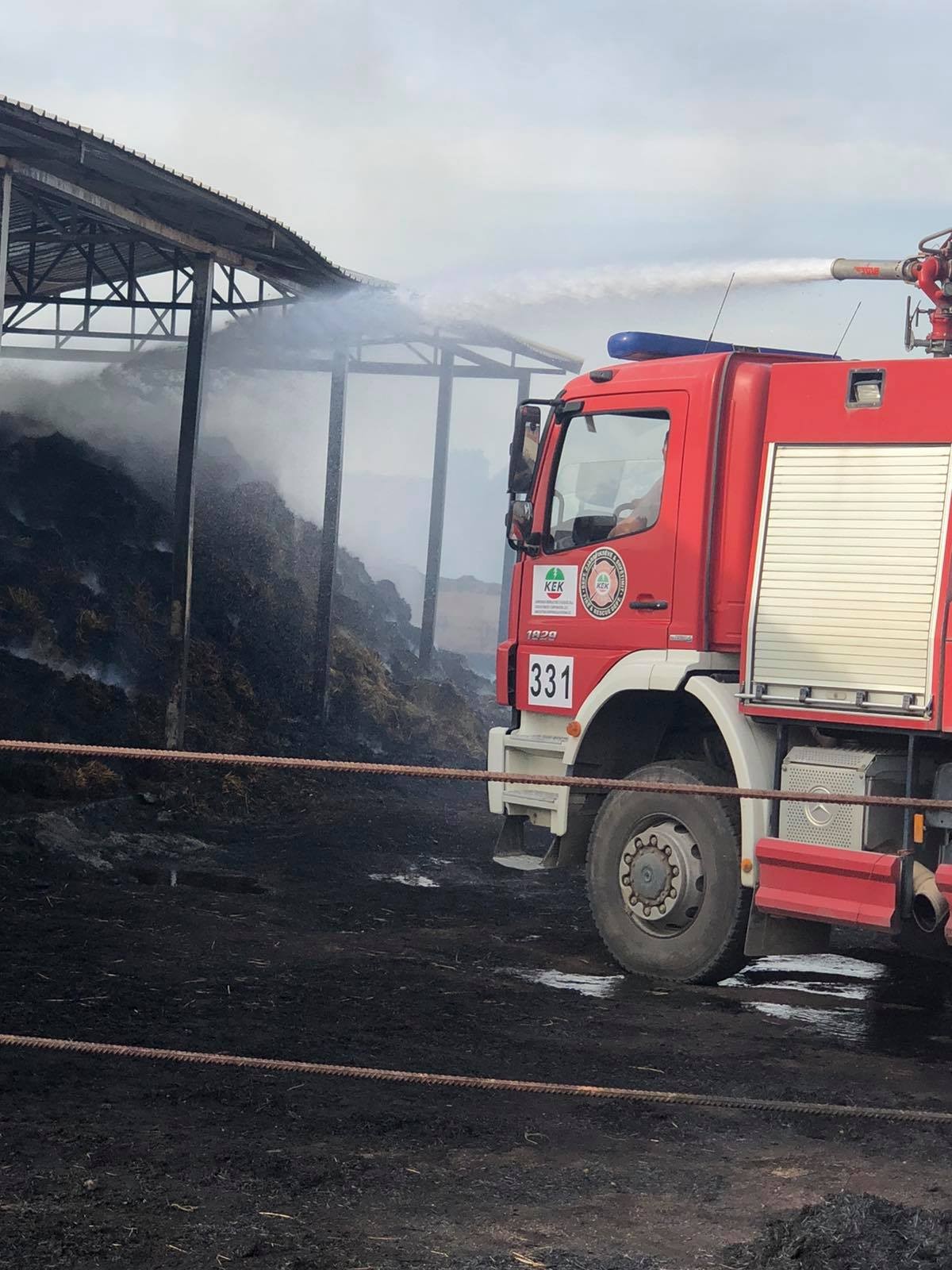 Zjarrfikësit e KEK-ut shuajnë zjarrin në fshatin Plemetin