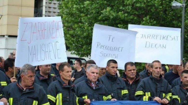 Zjarrfikësit protestojnë, kërkojnë kushte më të mira për punë